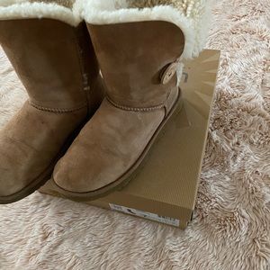 UGG Bailey boots. Good used condition. Chestnut color. Size 7.